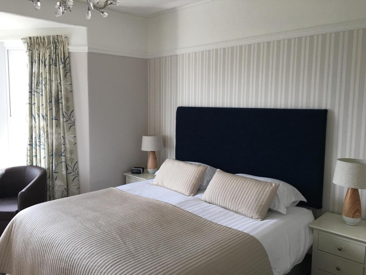 Woodlands Guest House ซอนเดอร์สฟุต ภายนอก รูปภาพ
