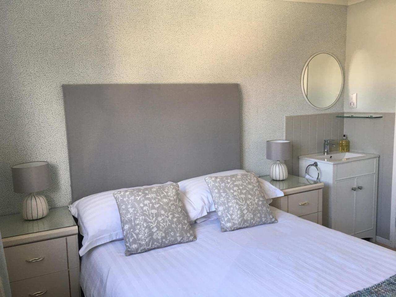 Woodlands Guest House ซอนเดอร์สฟุต ภายนอก รูปภาพ